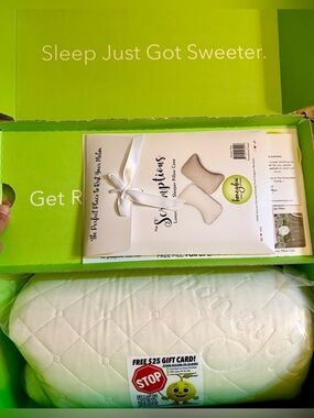 Honeydew Intimates White and Green Pillow Box